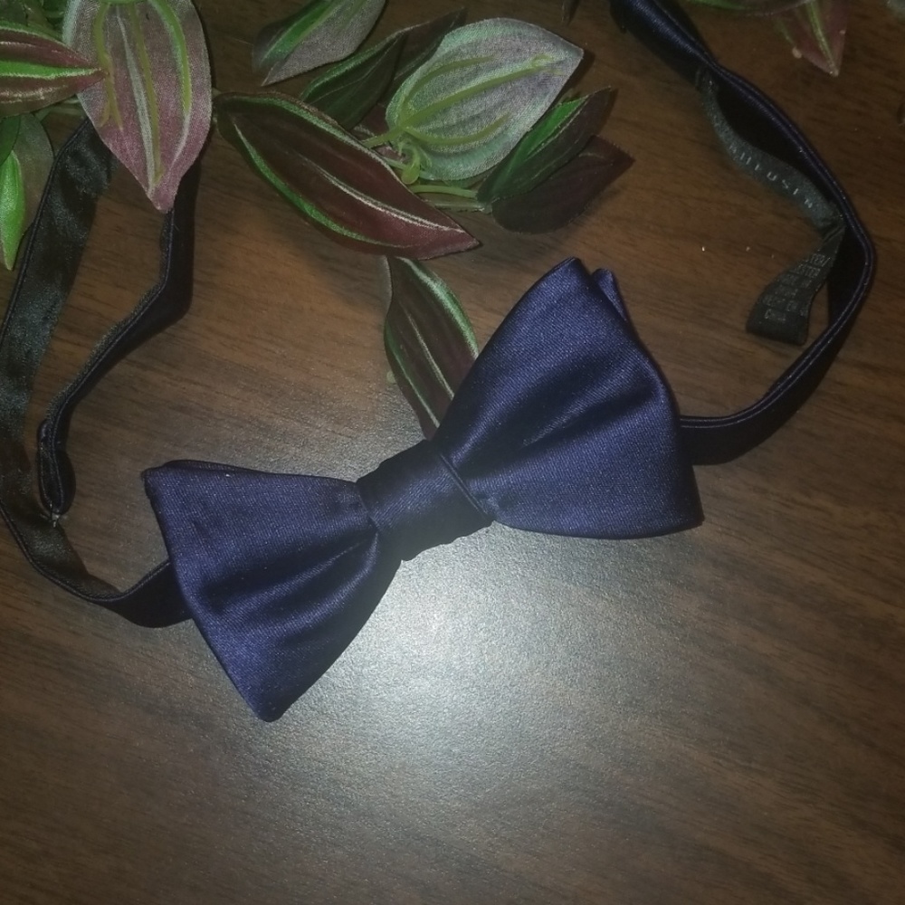 VanHeusen adjustable  navy blue bowtie
